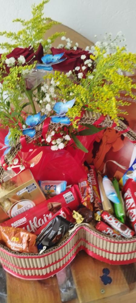 Cesta  chocolates com rosas